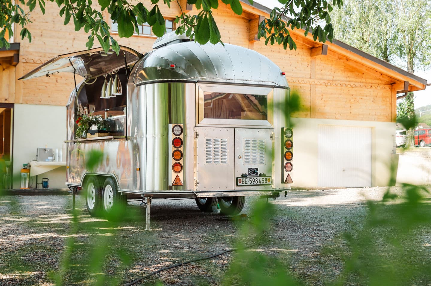Maßgeschneiderter Food-Trailer im Schweizer Aussenraum